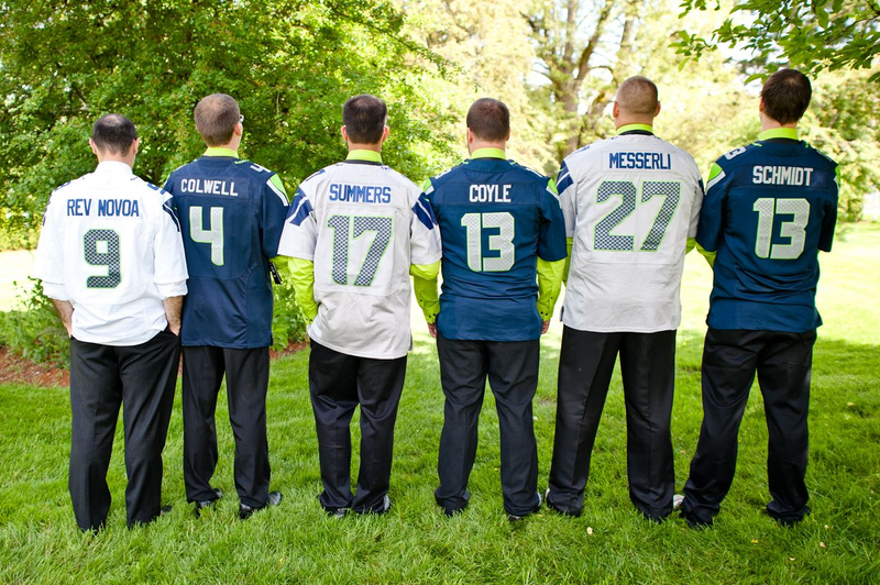 Illustration for article titled This Is What A Seahawks-Themed Wedding Looks Like